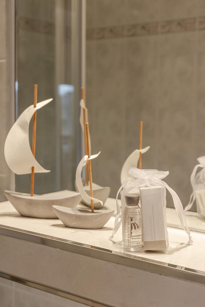 Badewanne mit Segelbooten und Pflegeprodukten auf dem Rand