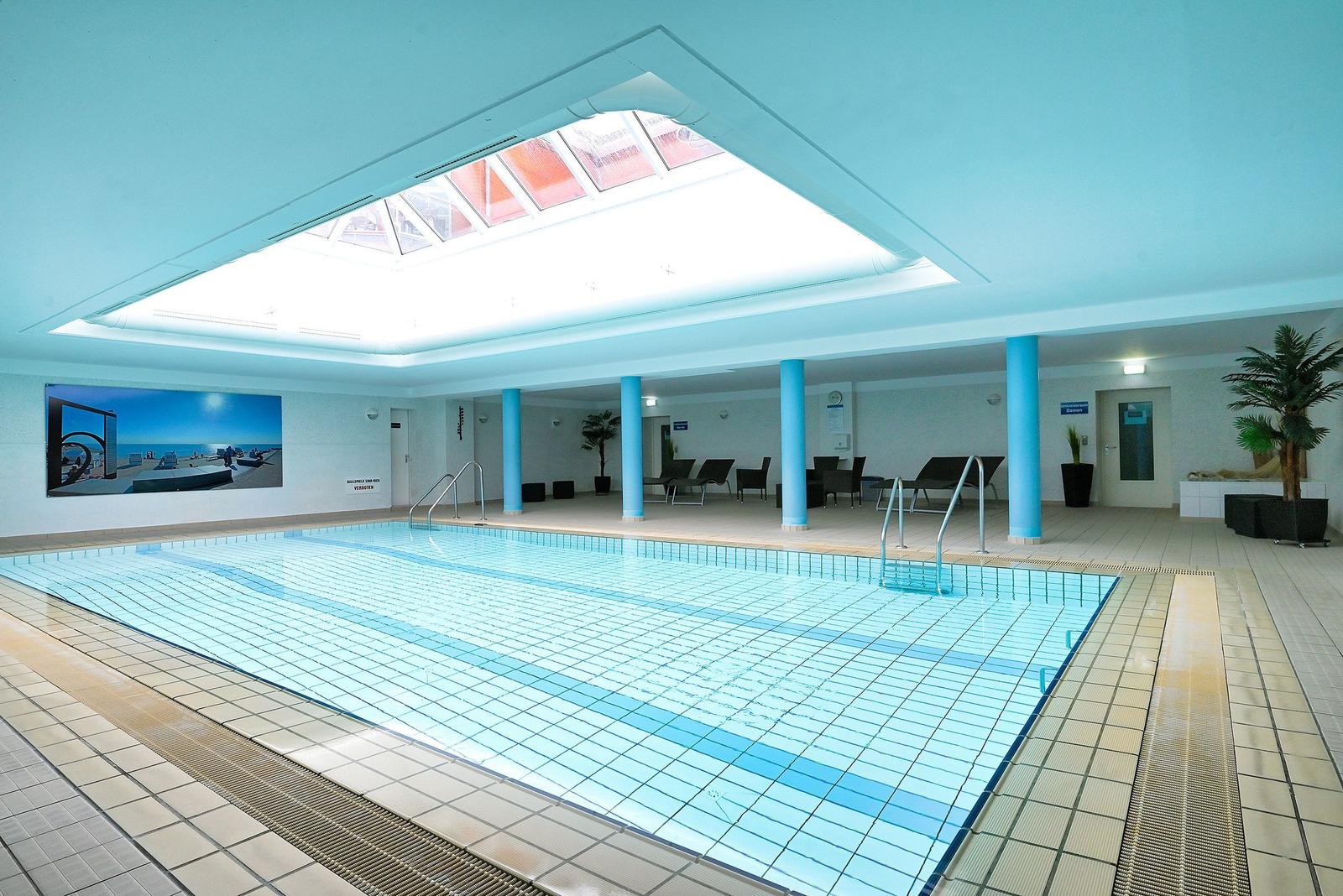 Innenpool mit Dachfenstern und Liegenbereich