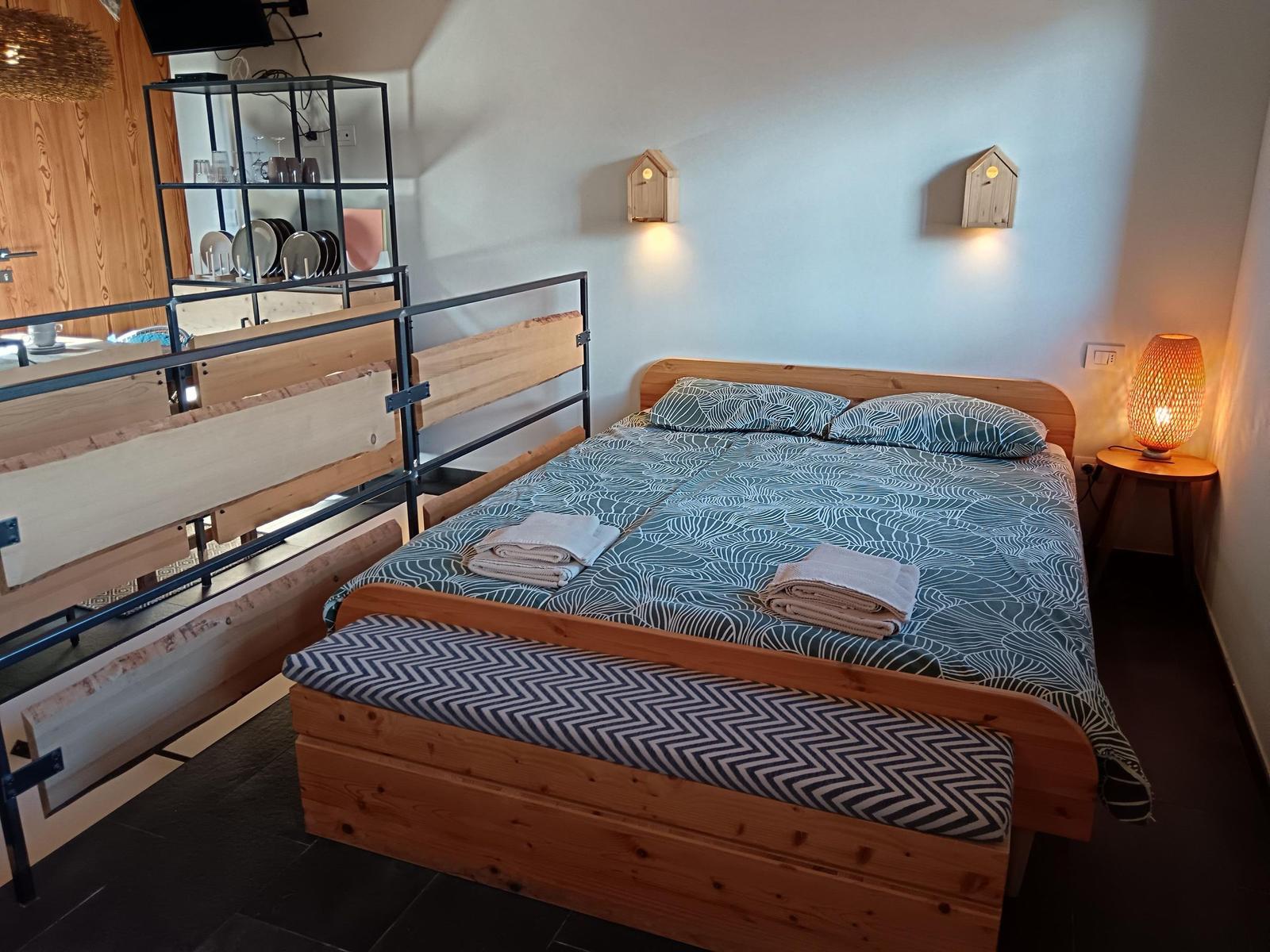 urig gemütliches Schlafzimmer mit weichem Doppelbett