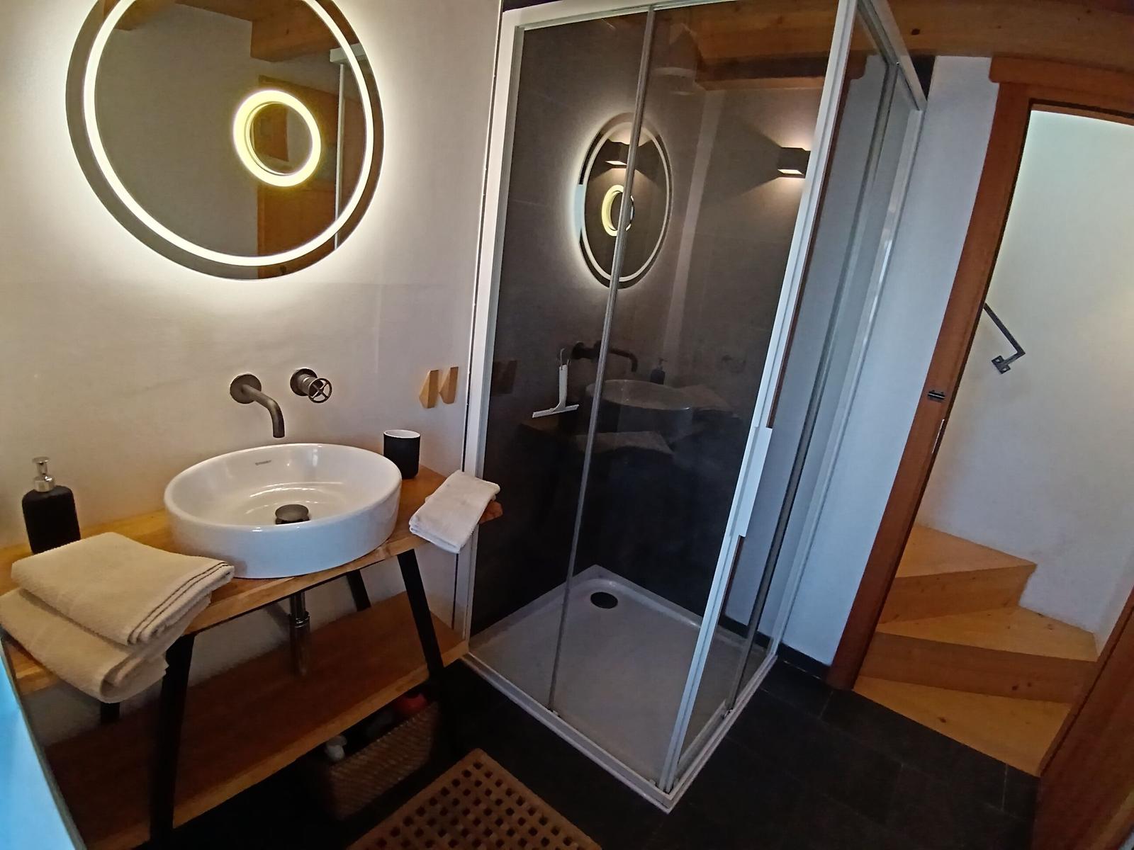 top ausgestattetes Badezimmer mit Dusche