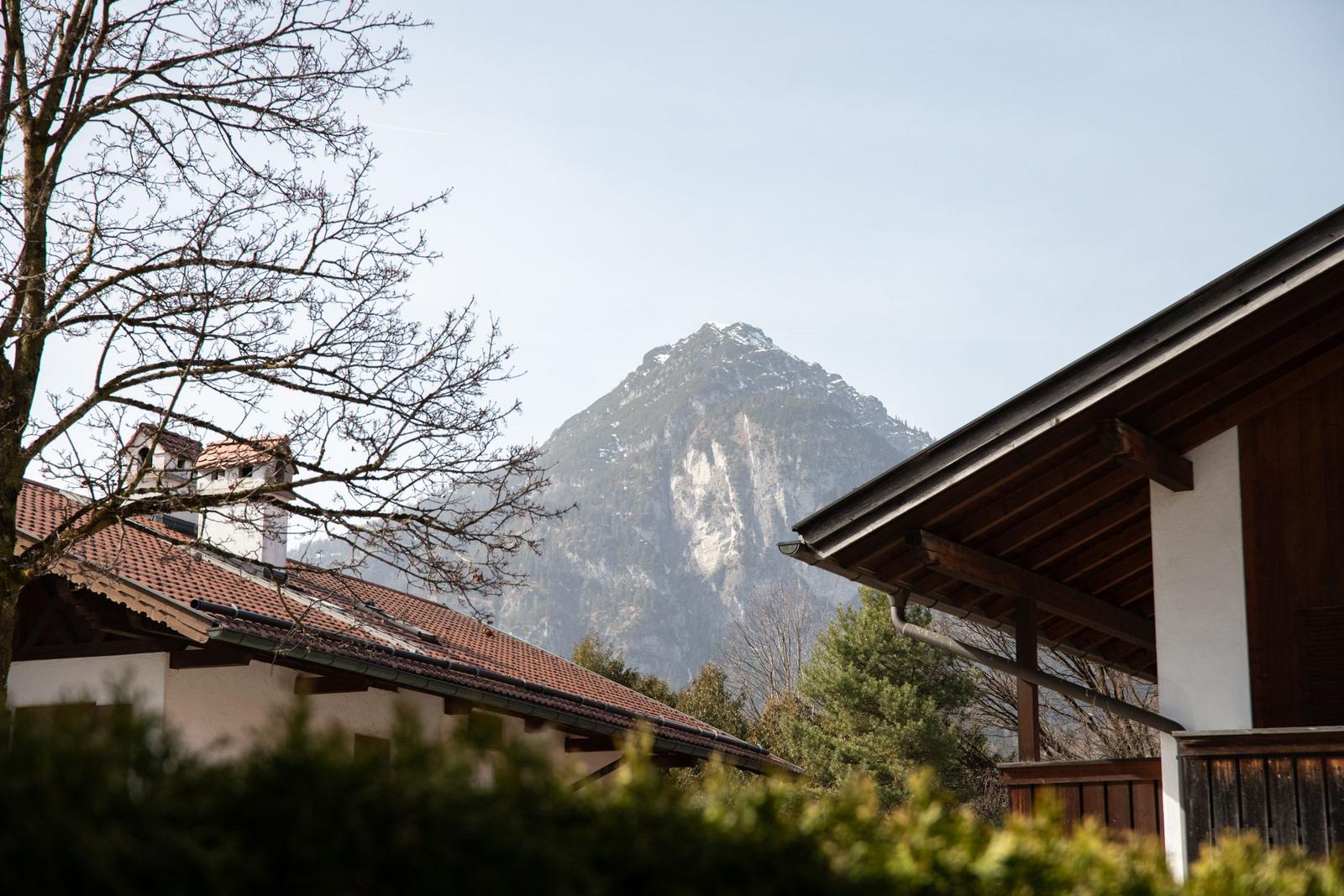 Haus mit Blick auf schneebedeckten Berg und Bäume
