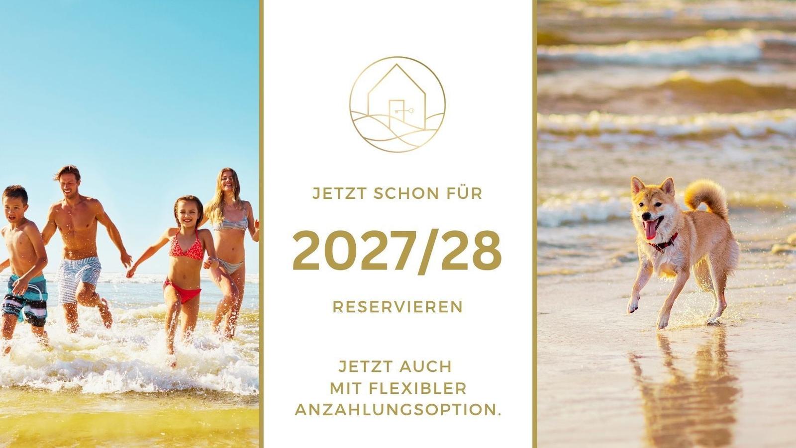 Familie und Hund genießen den Strand. Reserviere jetzt für 2027/28 mit flexibler Zahlung.
