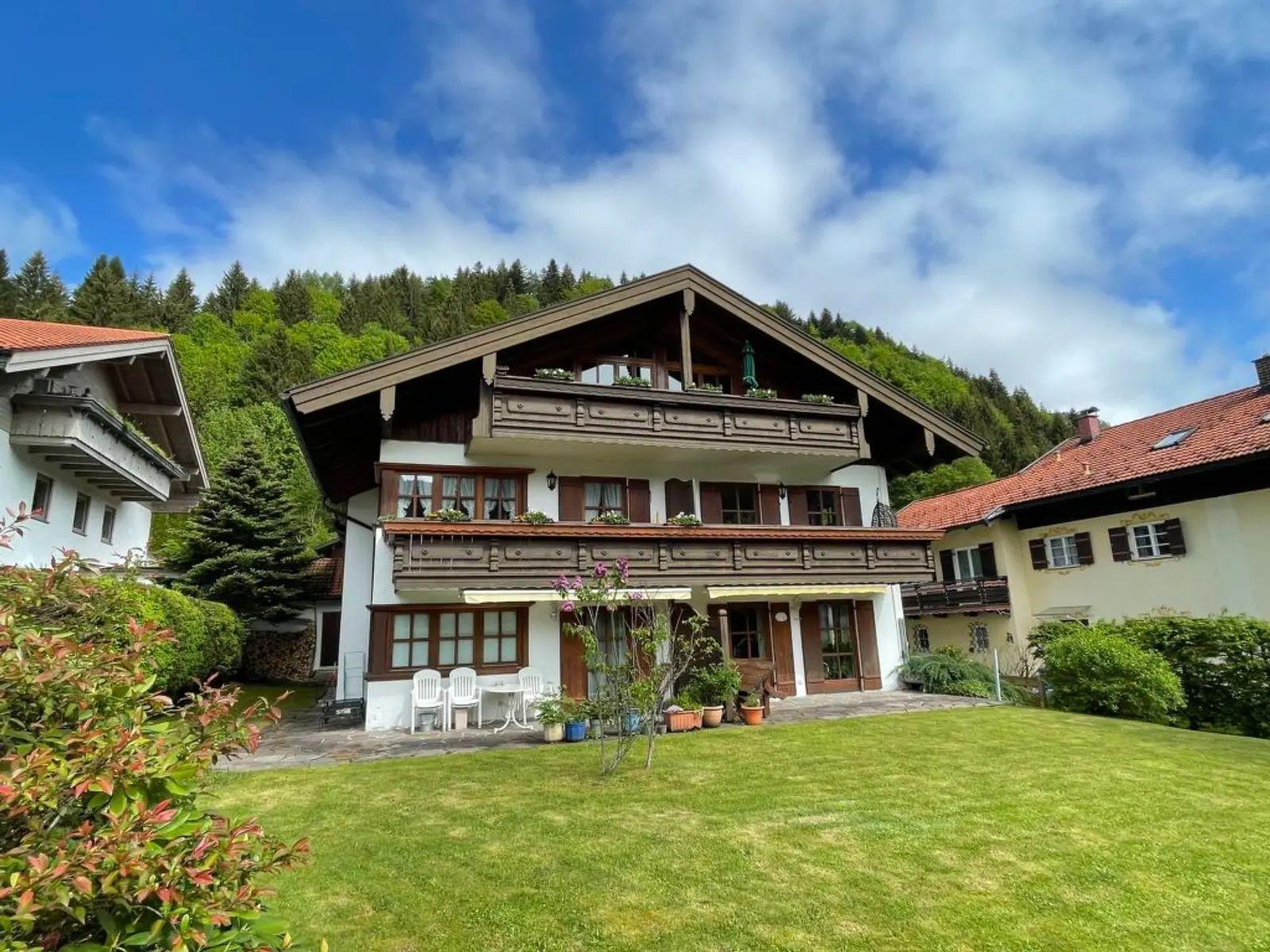 Haus mit Balkon, Garten und Blick auf Wald