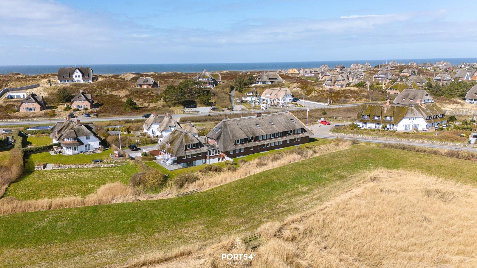 Dorf mit strohgedeckten Häusern am Meer