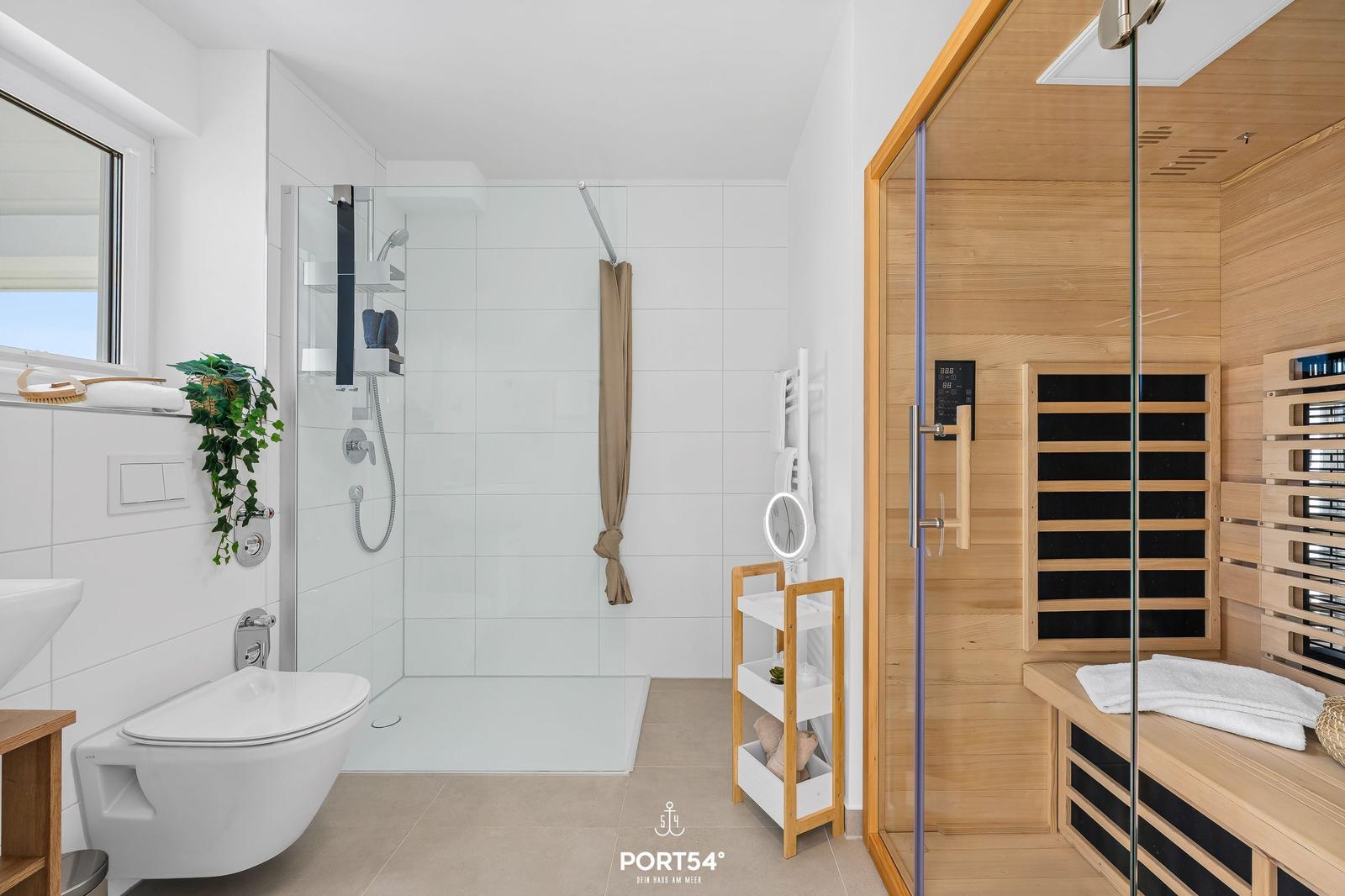 Badezimmer mit Dusche, Toilette und Sauna