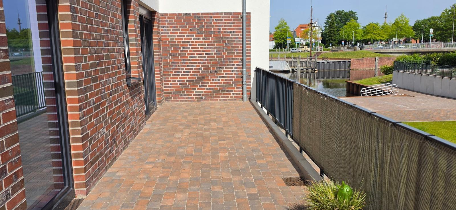 Terrasse mit Blick auf Wasser und Grünfläche