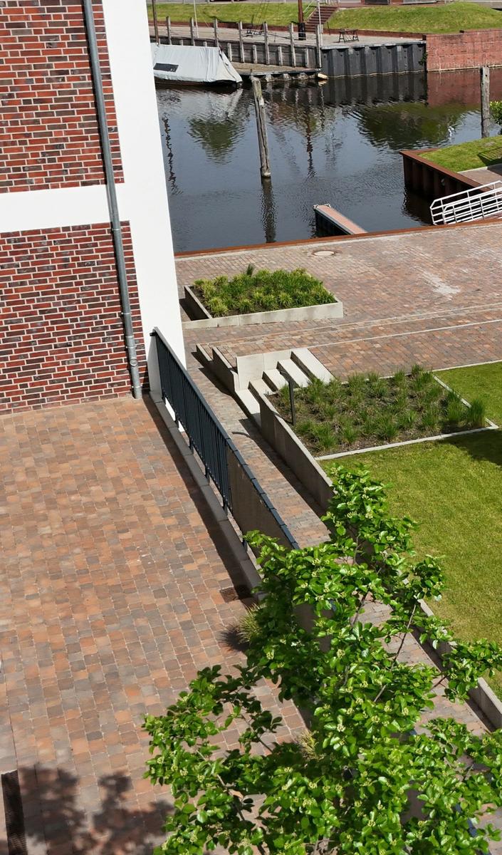 Terrasse mit Blick auf Wasser und Bootsanlegestelle
