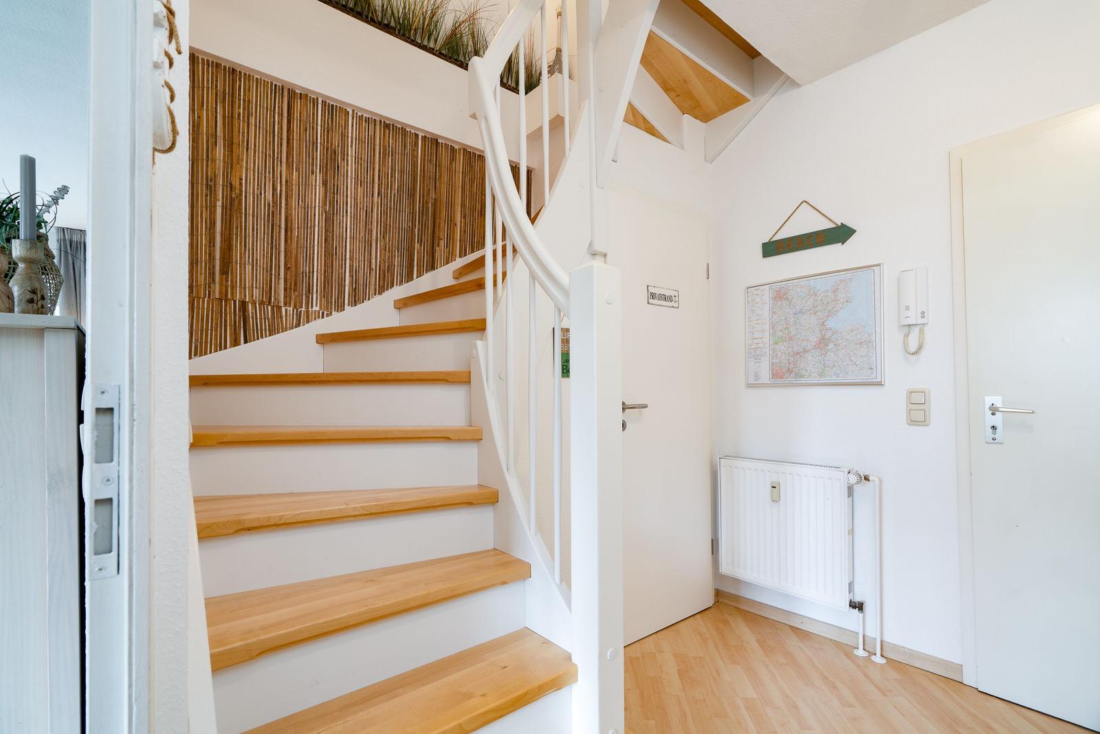 Haus mit Treppe, Bambuswand und Karte an der Wand