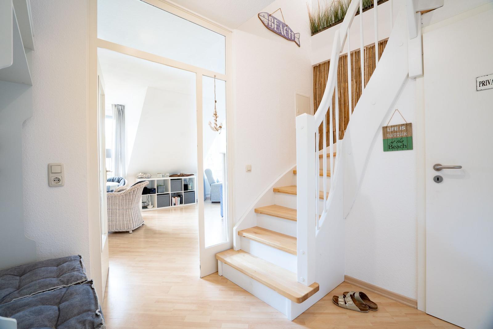 Haus mit Treppe, Wohnbereich und Schildern an der Wand.