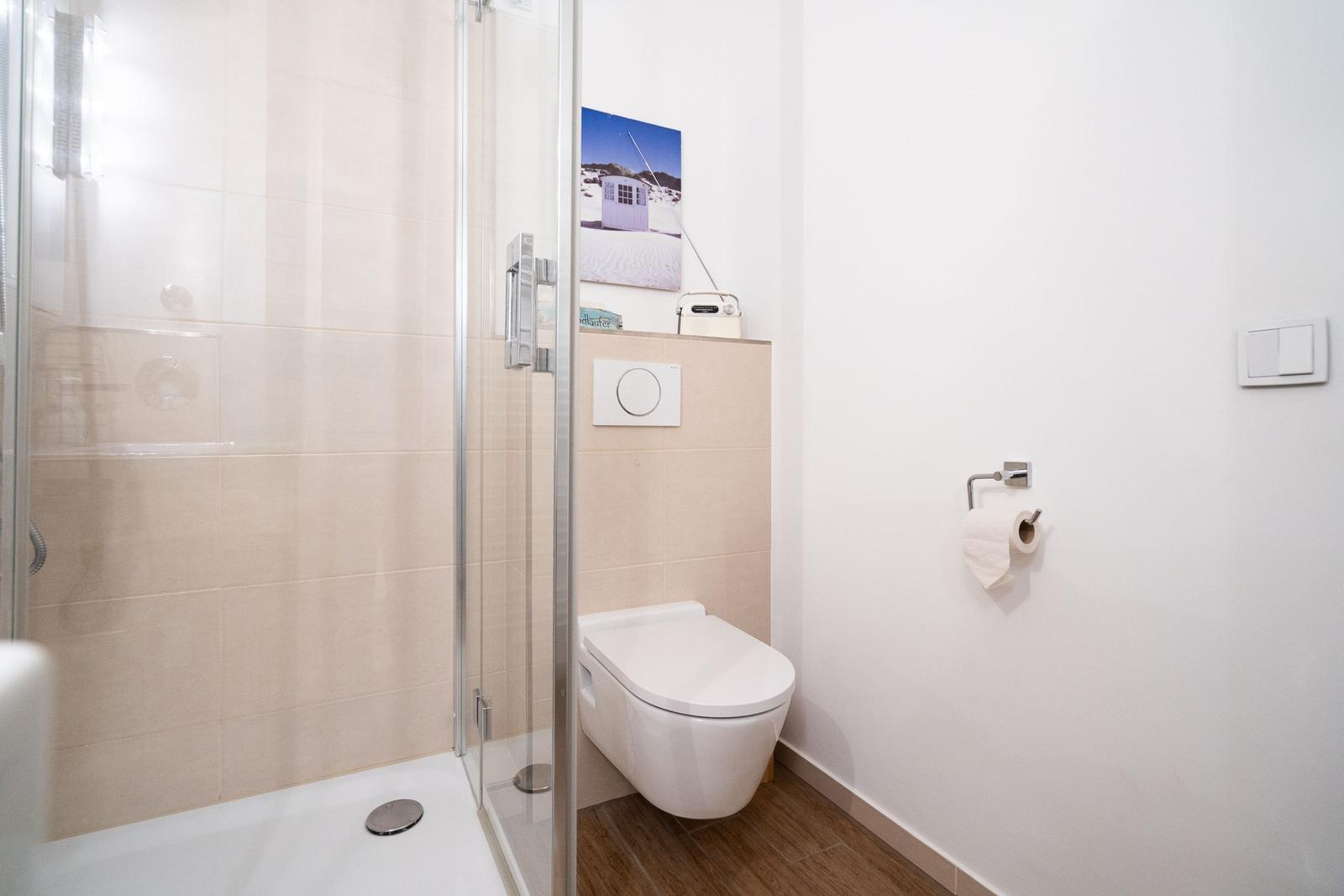 Duschbad mit Toilette und Wandbild
