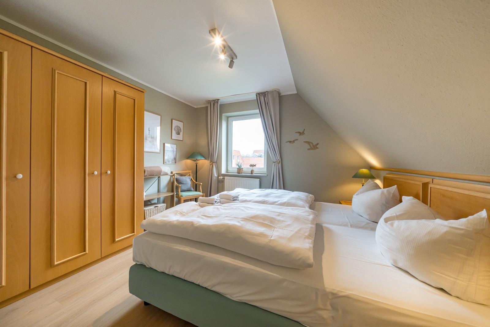 Zweites Schlafzimmer mit Kleiderschrank im sihi217, Hus Inselkieker, Mellumweg 6b in Schillig