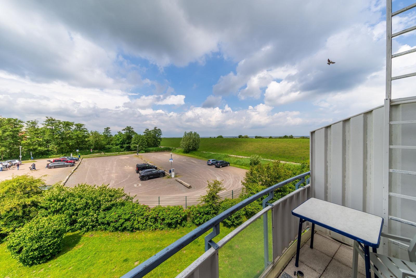Balkon mit Gartenmöbeln im sihi217, Hus Inselkieker, Mellumweg 6b in Schillig