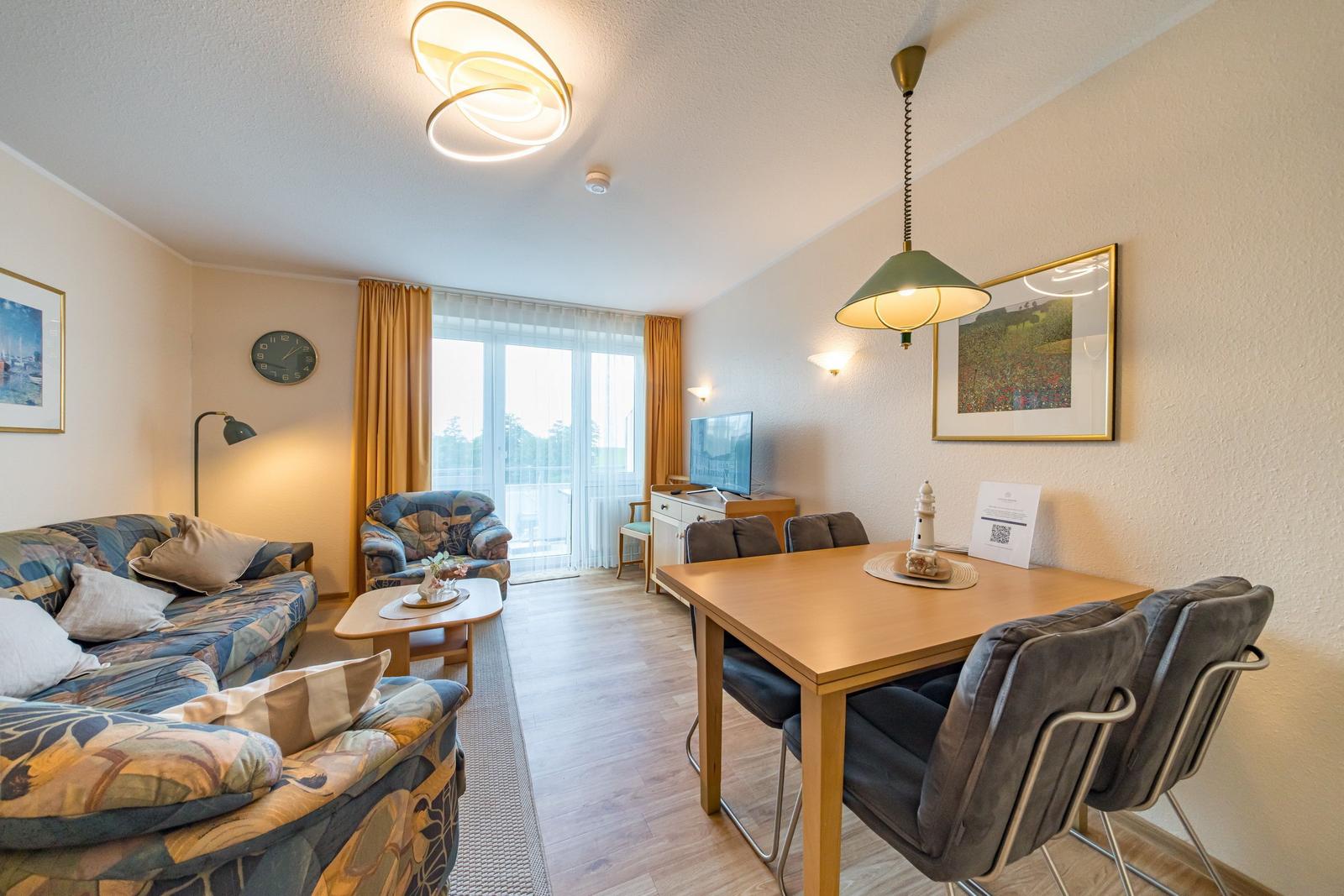 Wohn-Essbereich mit Couch und Esstisch im sihi217, Hus Inselkieker, Mellumweg 6b in Schillig