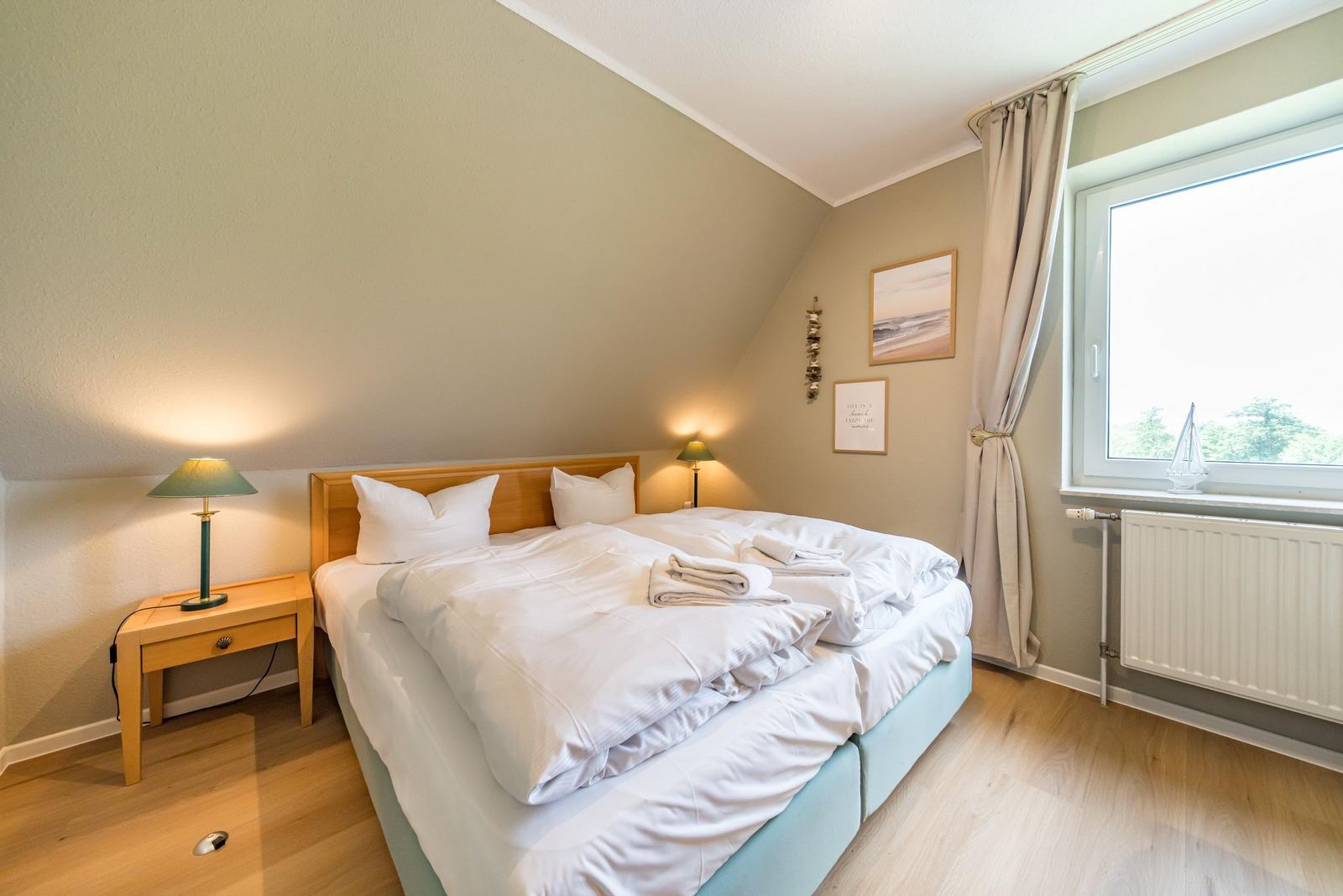 Erstes Schlafzimmer mit Doppelbett im sihi217, Hus Inselkieker, Mellumweg 6b in Schillig