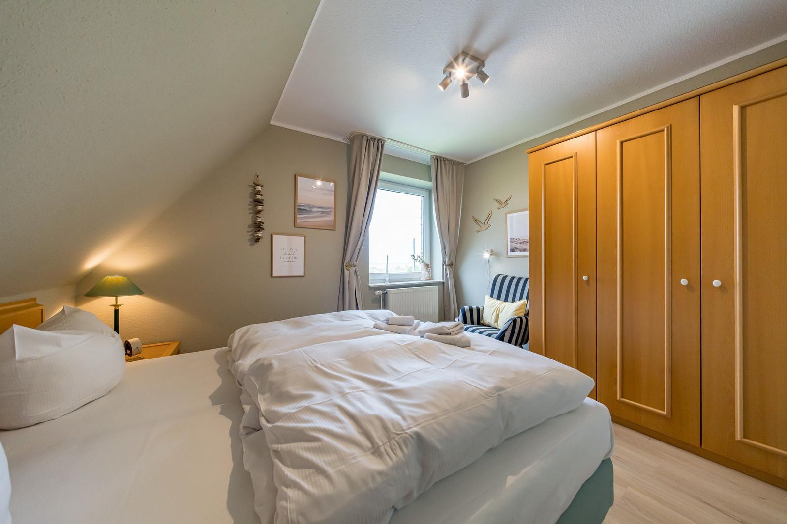 Erstes Schlafzimmer mit Kleiderschrank im sihi217, Hus Inselkieker, Mellumweg 6b in Schillig