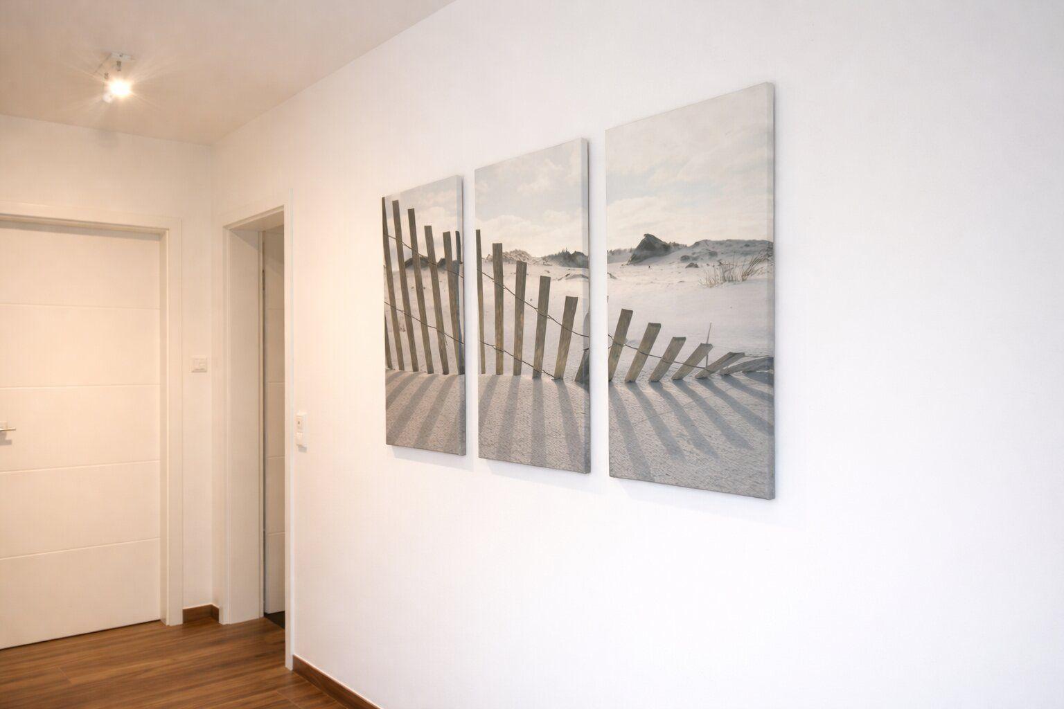 Drei Bilder zeigen einen Strand mit Holzpfosten und Dünen.