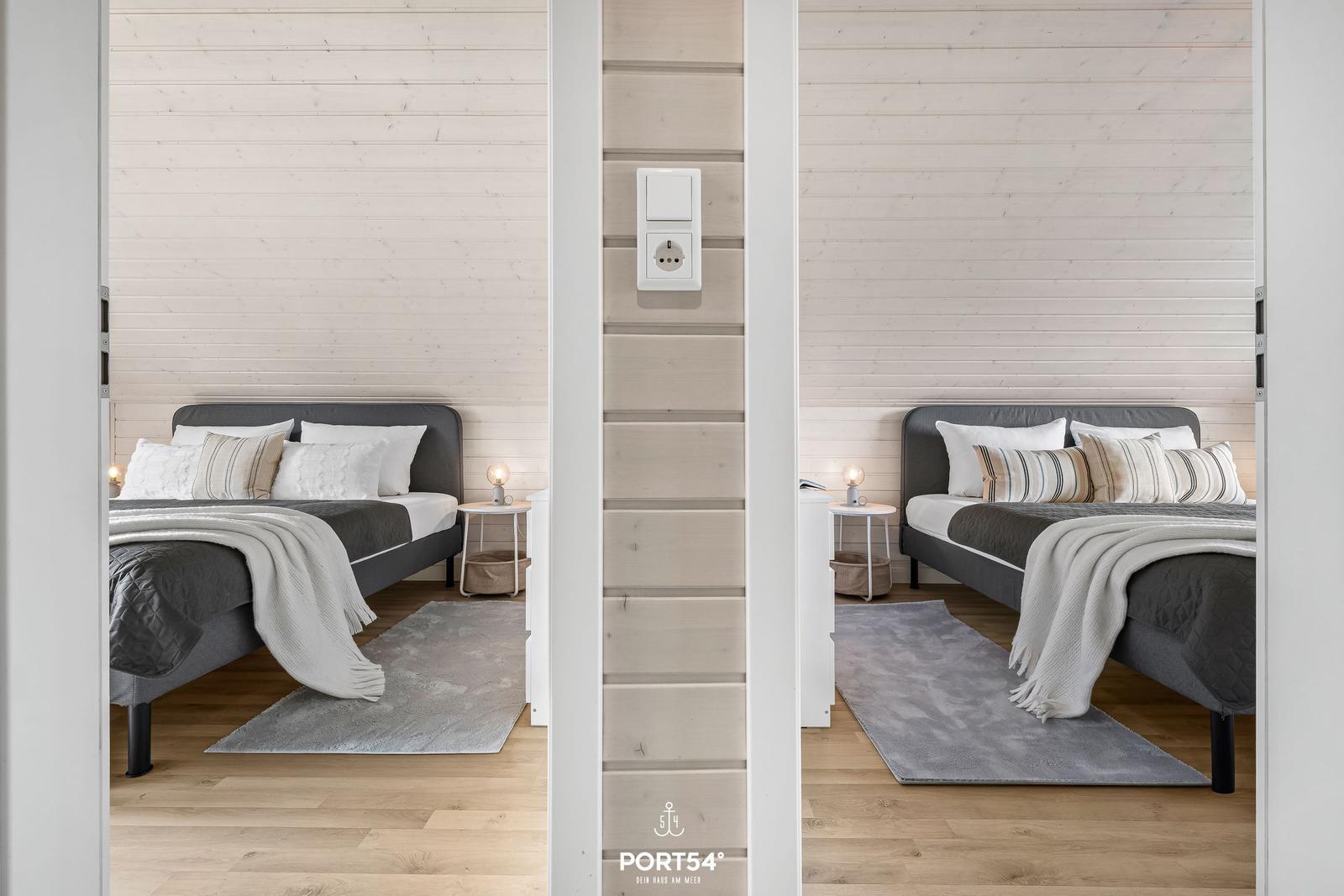 Zwei Schlafzimmer mit Betten, Nachttischen und Holzwänden.
