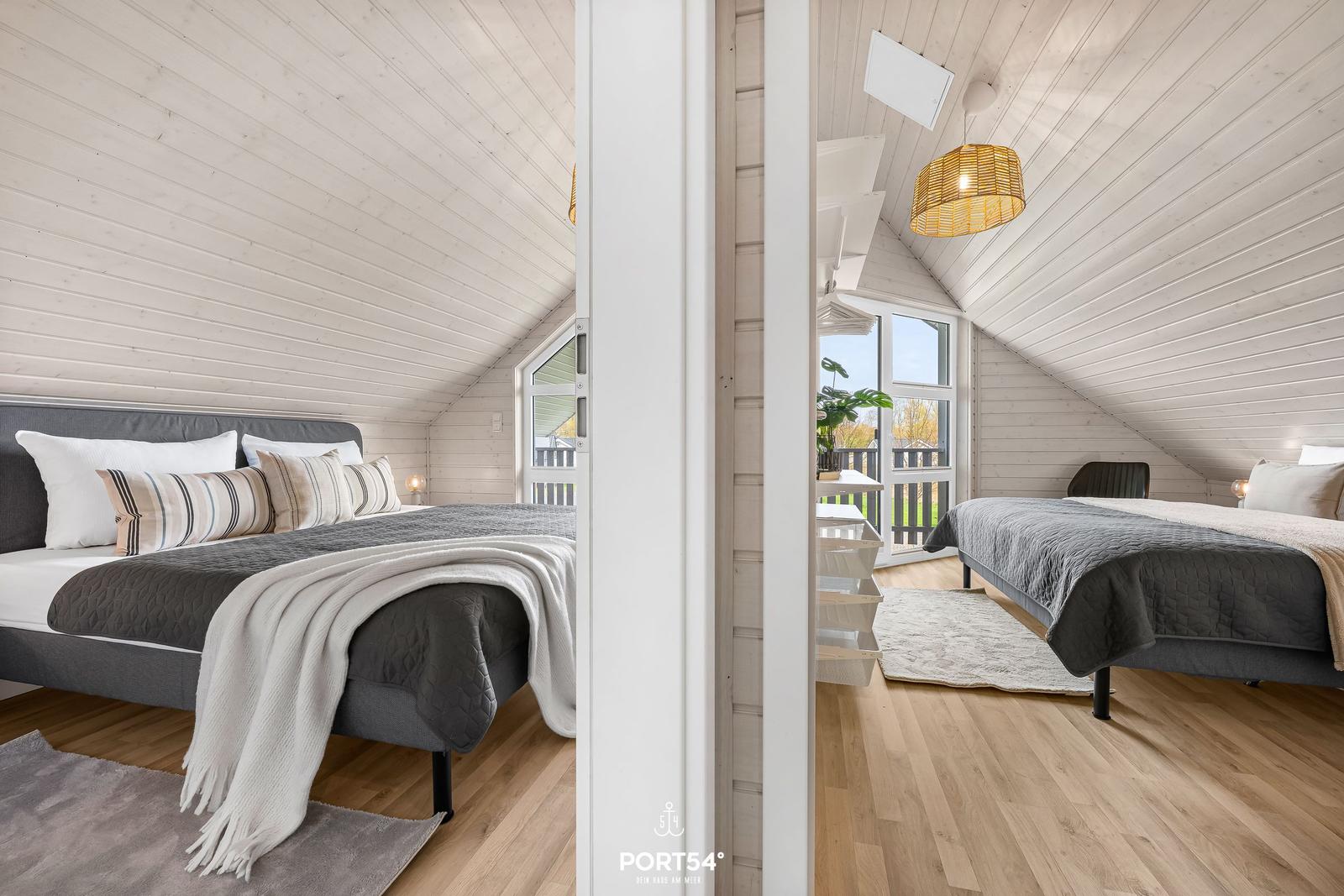 Zwei Schlafzimmer mit Dachschrägen, Holzboden und Fenstern zur Aussicht.