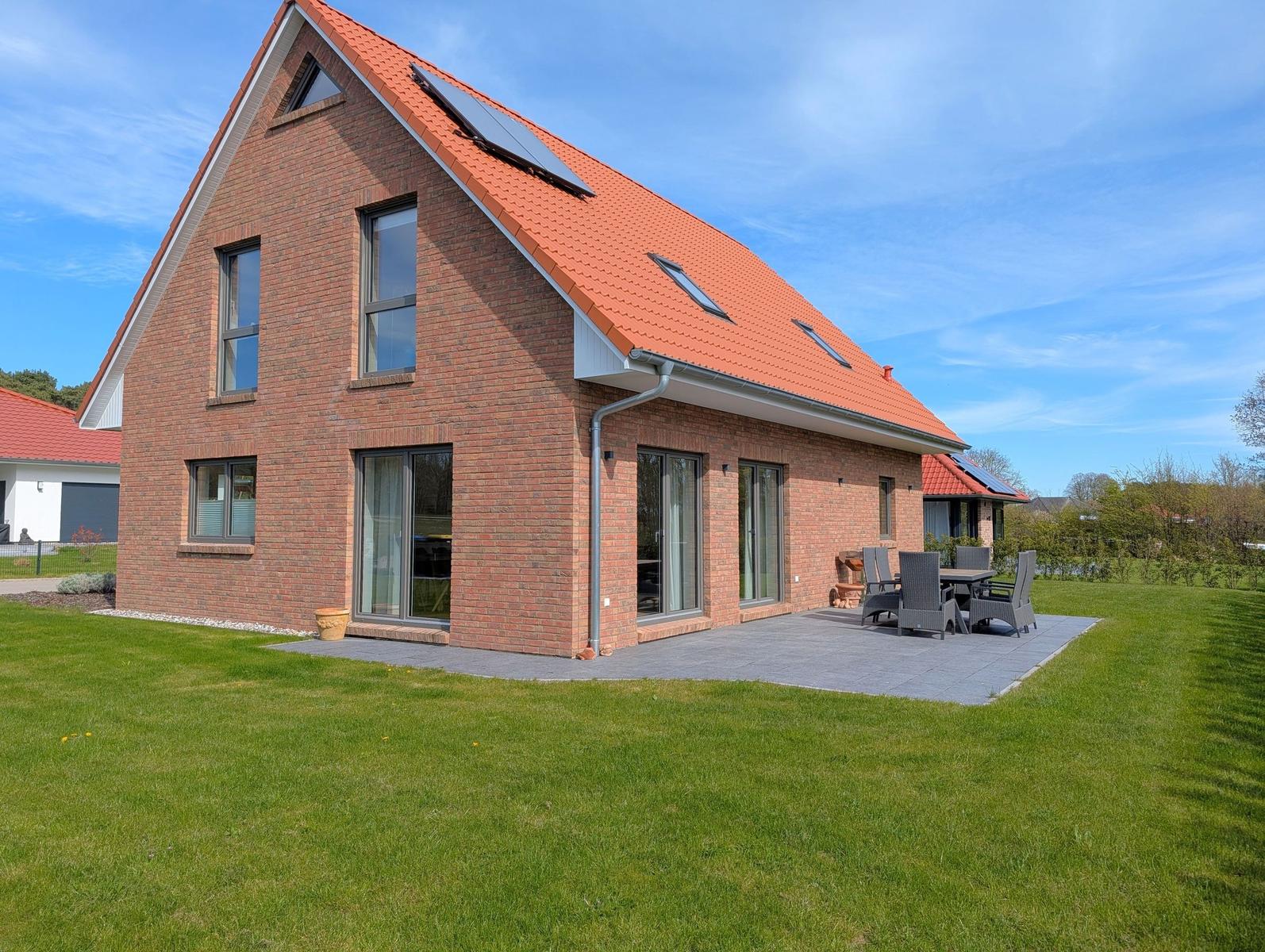 Moderne Villa mit Terrasse, Garten und Solaranlage.
