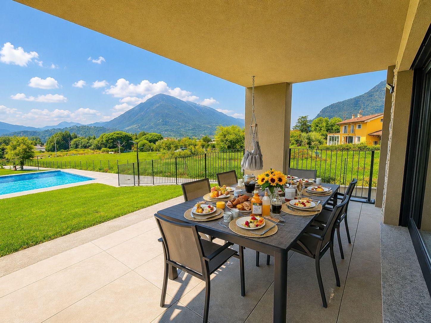 überdachte Terrasse mit Sitzgruppe und Blick auf den Pool