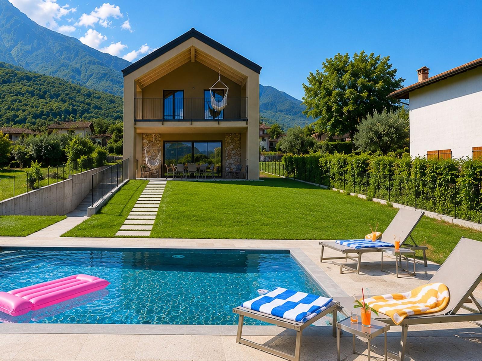 schönes Ferienhaus mit großem gepflegten Garten und Pool