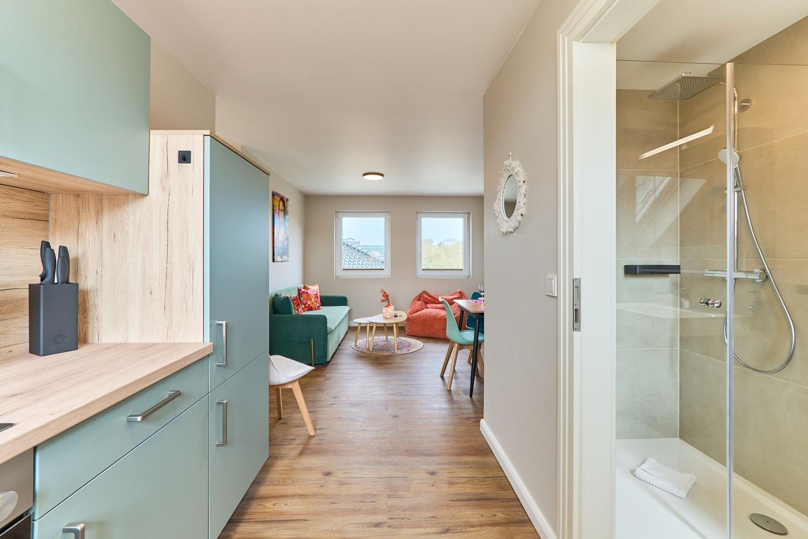 Küche, Wohnbereich mit Sofa und Essbereich, Duschbad mit Dusche