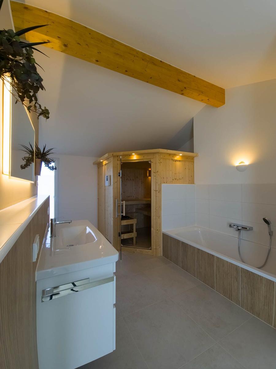 Badezimmer mit Sauna, Badewanne und Waschbecken