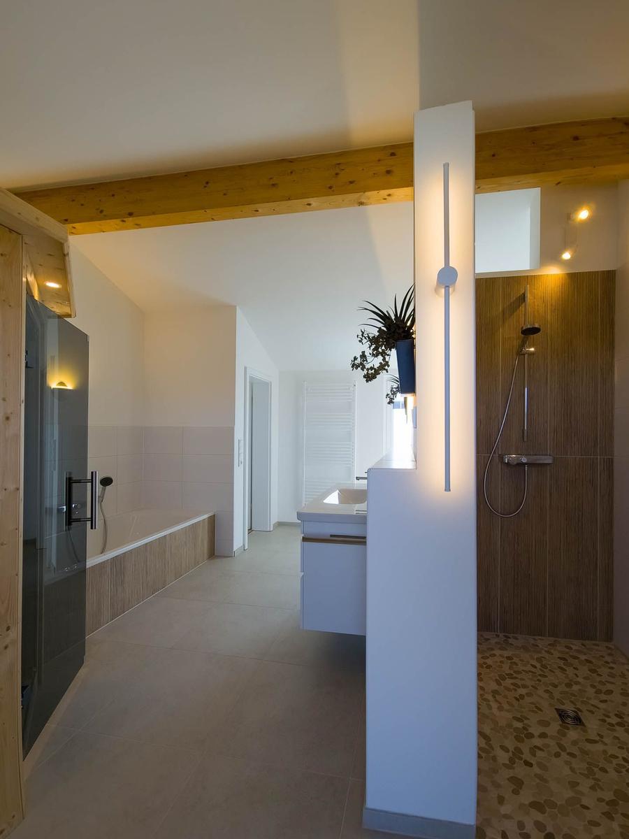 Bad mit Dusche, Badewanne und Waschtisch