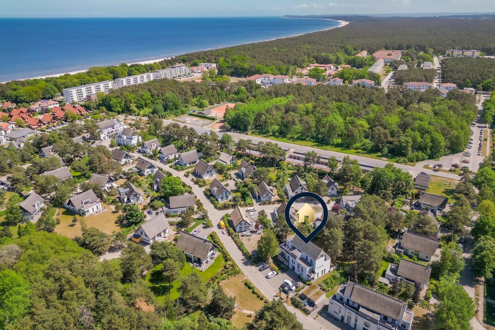 Haus in grüner Umgebung, nahe Strand und Wald.