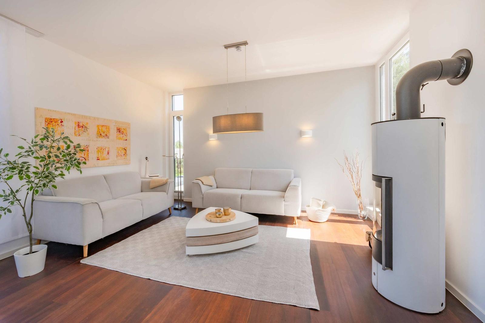 Wohnzimmer mit zwei Sofas, Kamin und Holzboden.