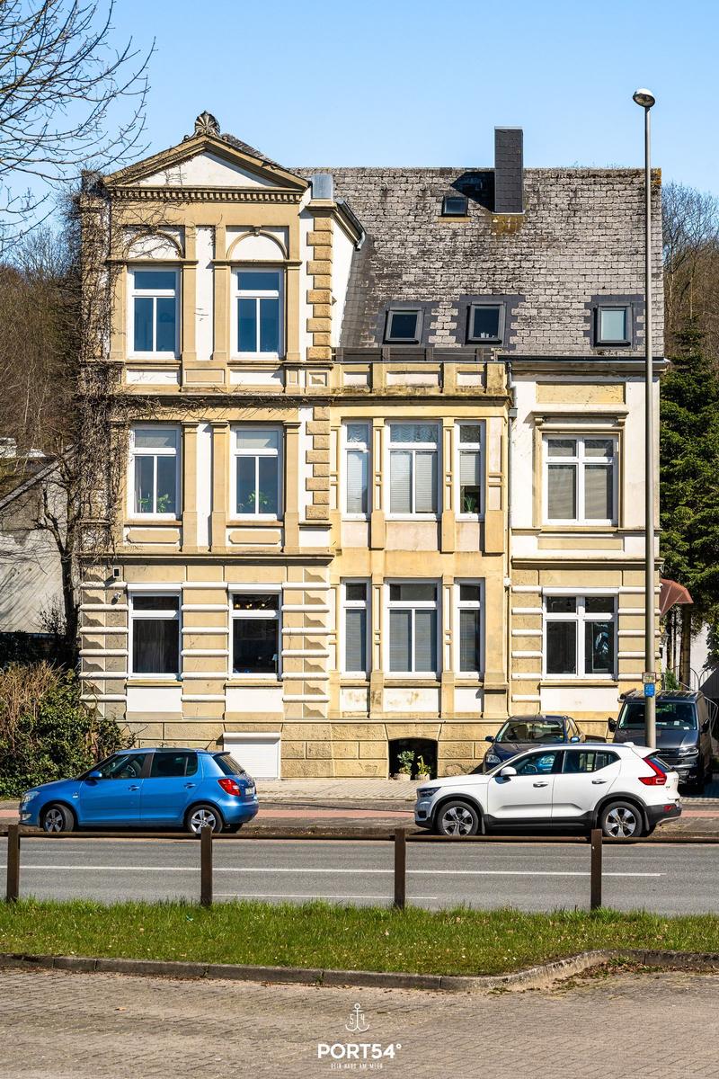 Historisches Gebäude mit mehreren Fenstern und einem Dach mit Schornsteinen.