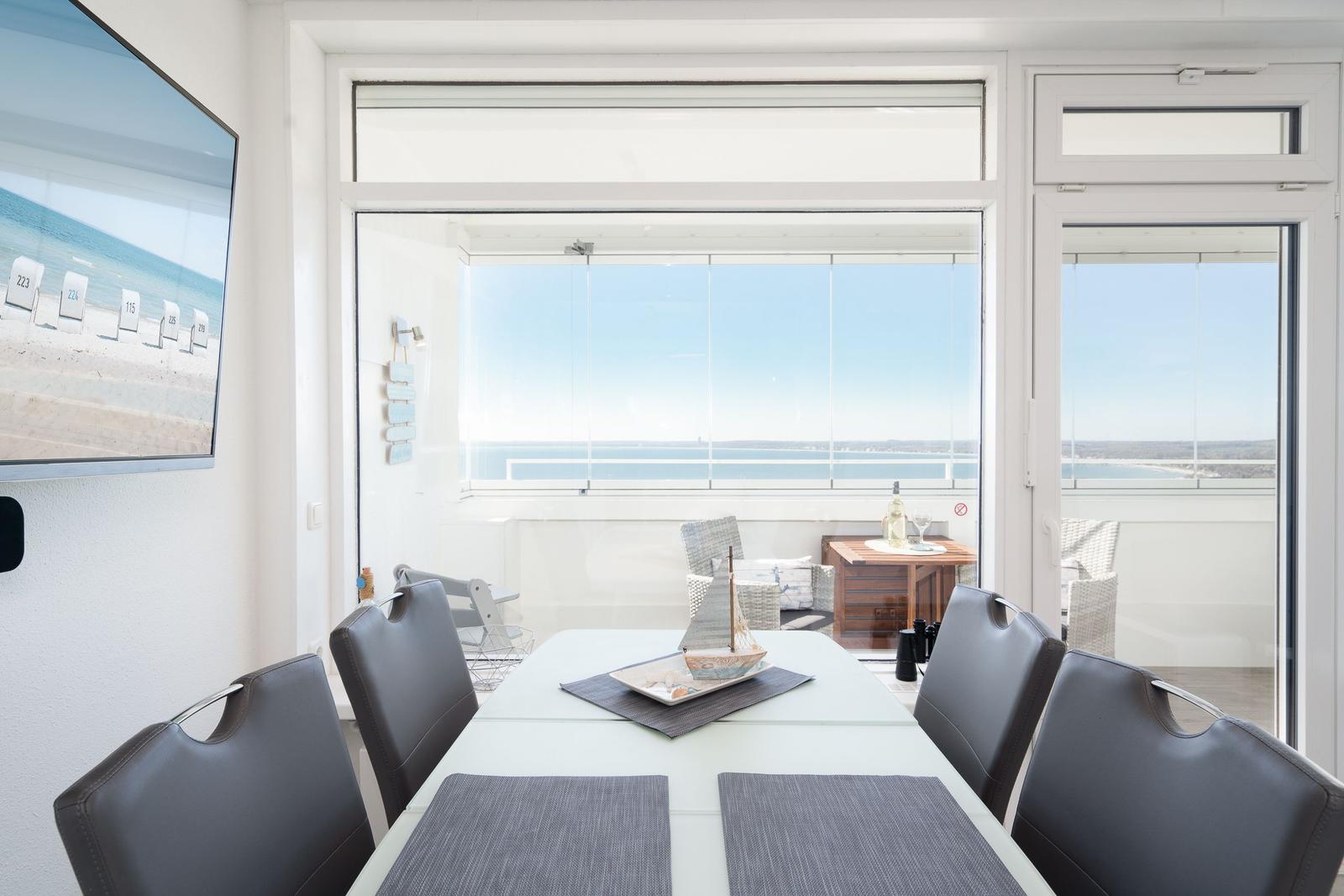 Esszimmer mit Blick aufs Meer und Balkon mit Sitzgelegenheit.