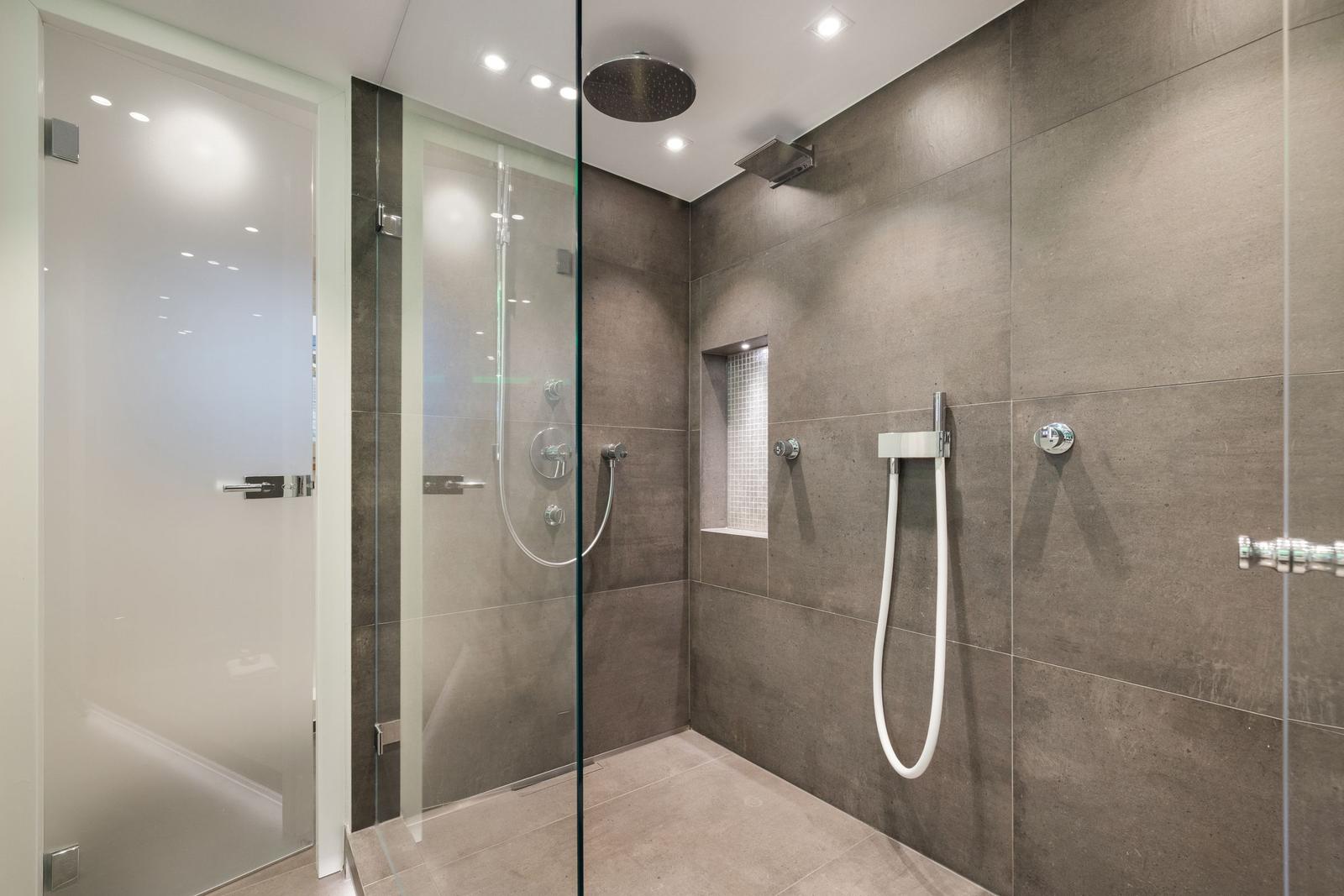 Moderne Dusche mit Glaswand, Regenduschkopf und Handbrause