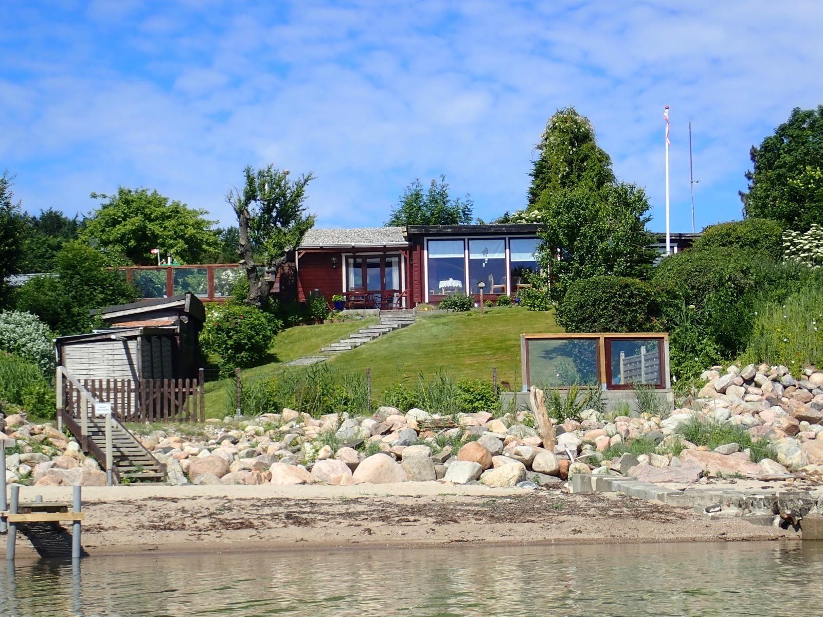 Haus mit Terrasse und Garten an ruhiger Wasserstelle