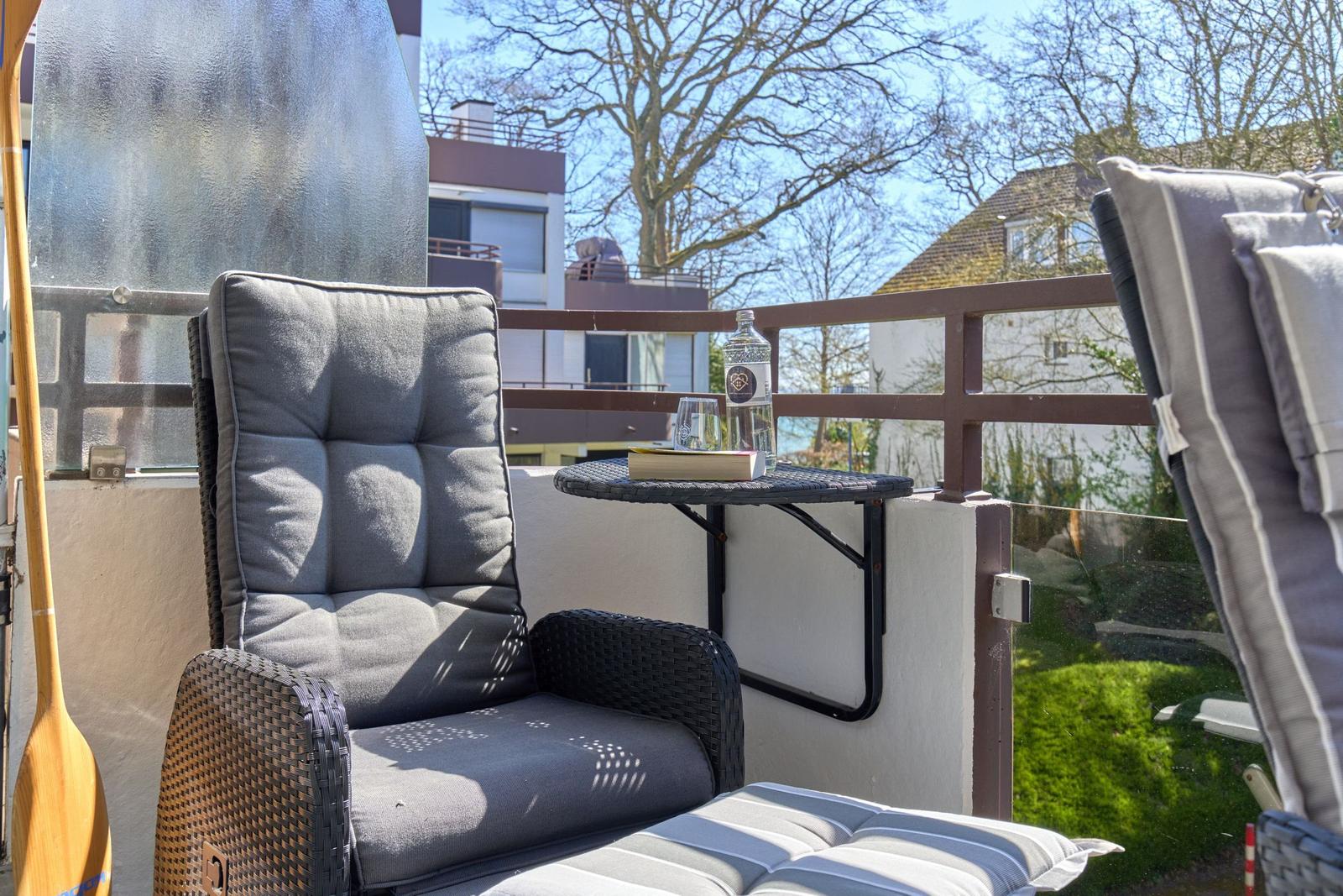 Terrasse mit Sitzgelegenheiten und Blick auf Grünflächen