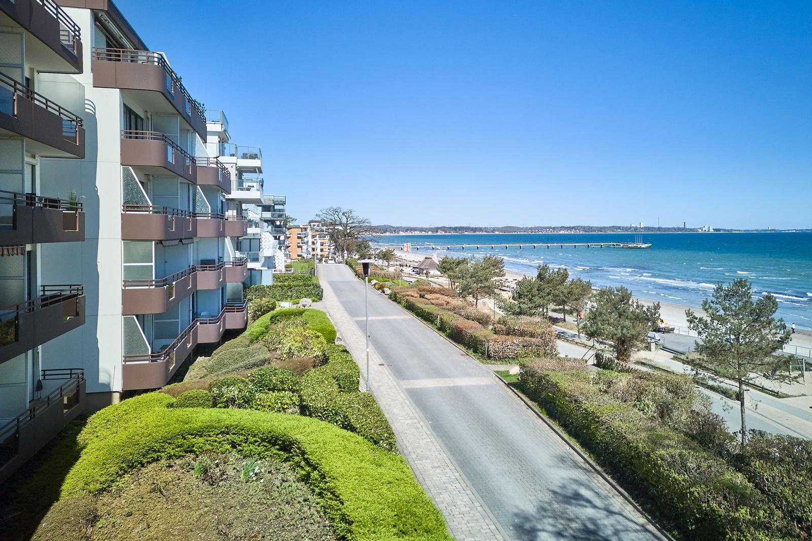 Strandpromenade mit modernen Apartments und Blick aufs Meer.