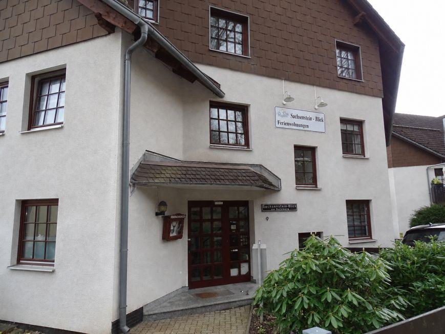 Ferienwohnung mit Eingangstür und Fenstern an der Fassade