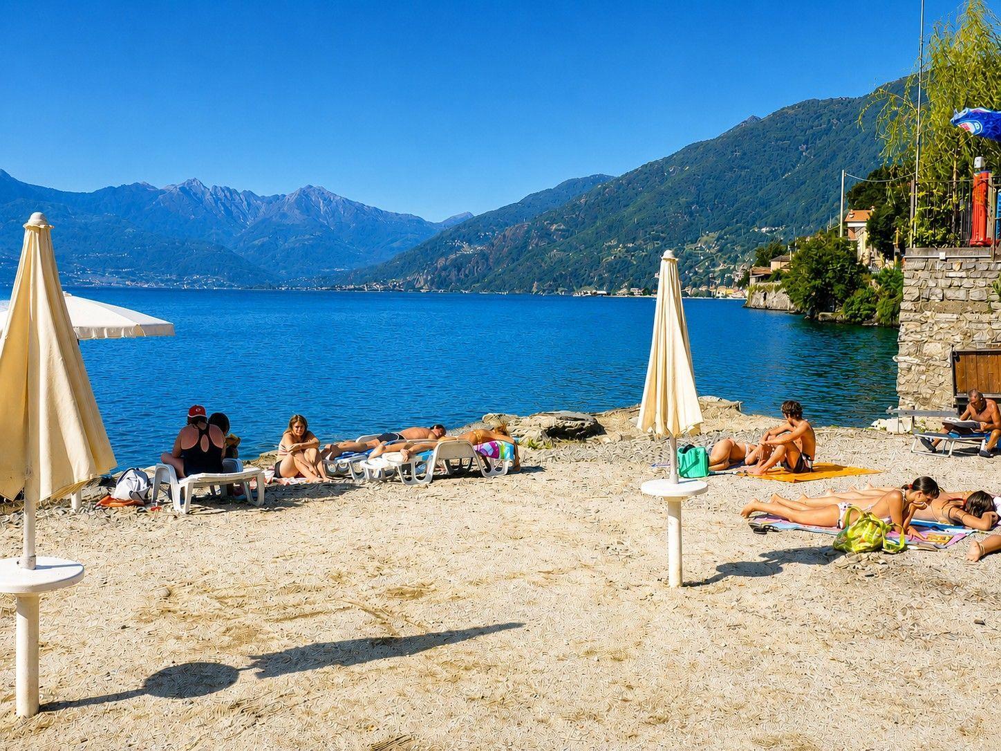 wunderschöner Sandstrand am kristallklaren Comer See zum Sonnebaden und Schwimmen