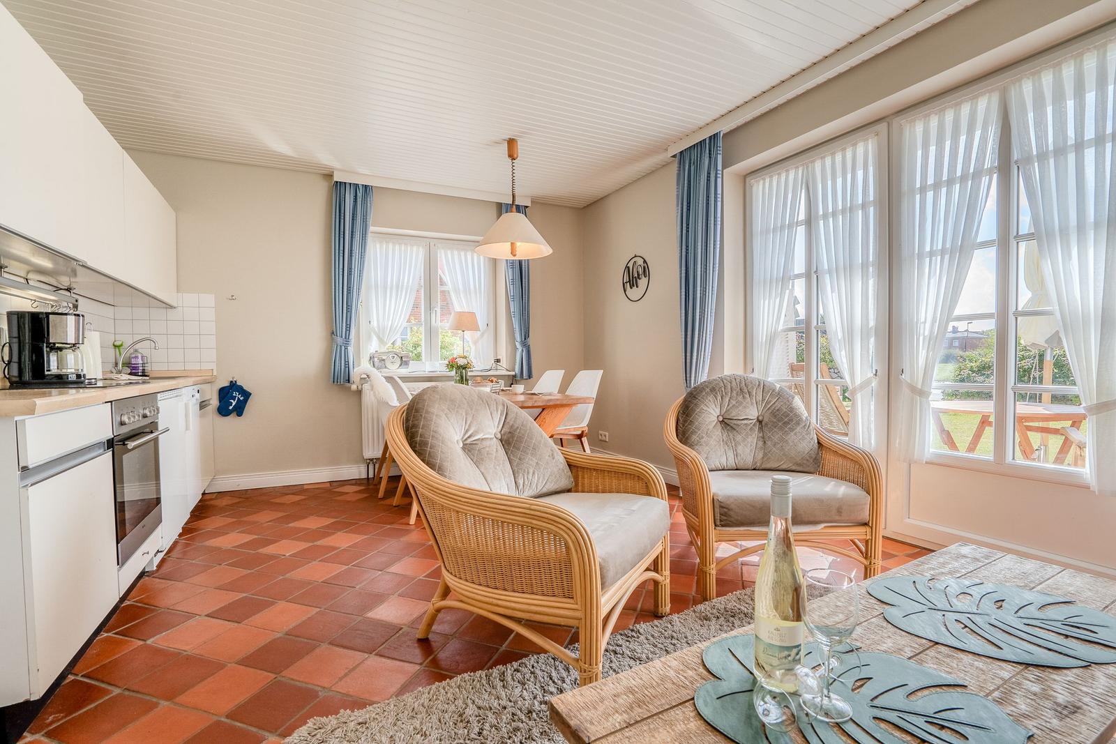 Küche, Essbereich und Sitzgelegenheit mit Blick auf Balkon.