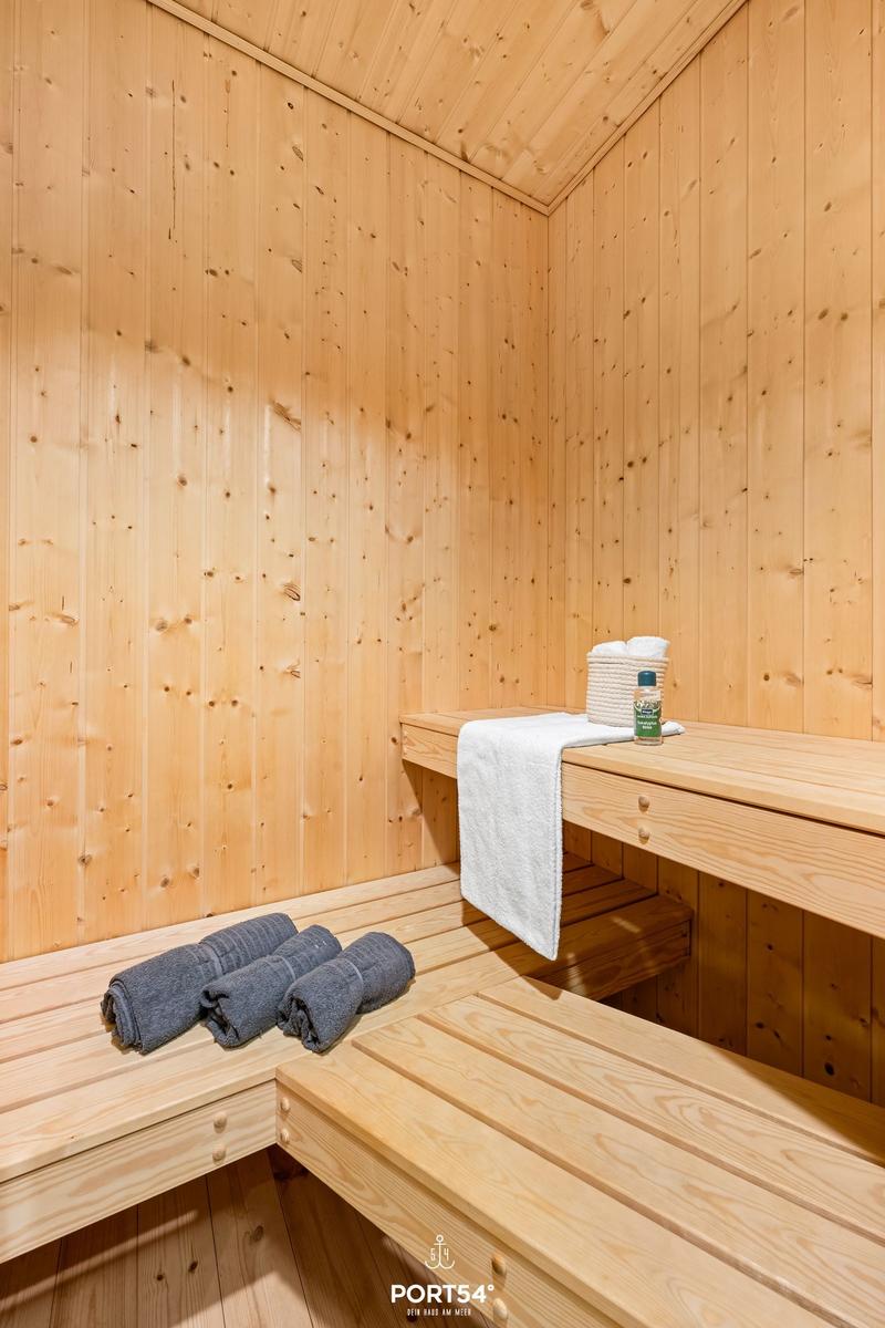 Sauna mit Holzbank und Handtüchern