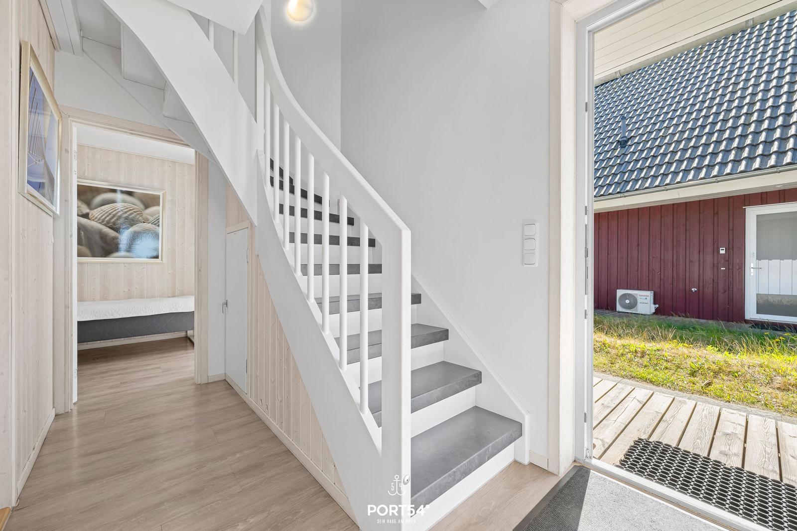 Haus mit Treppe, Schlafzimmer und Außentür