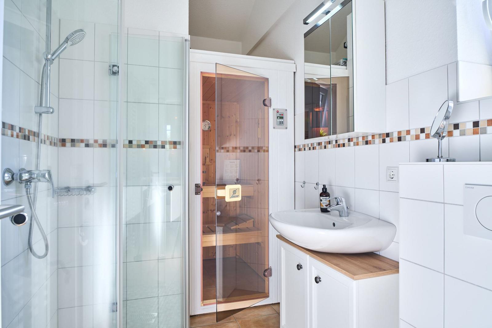 Bad mit Dusche, Sauna und Waschbecken