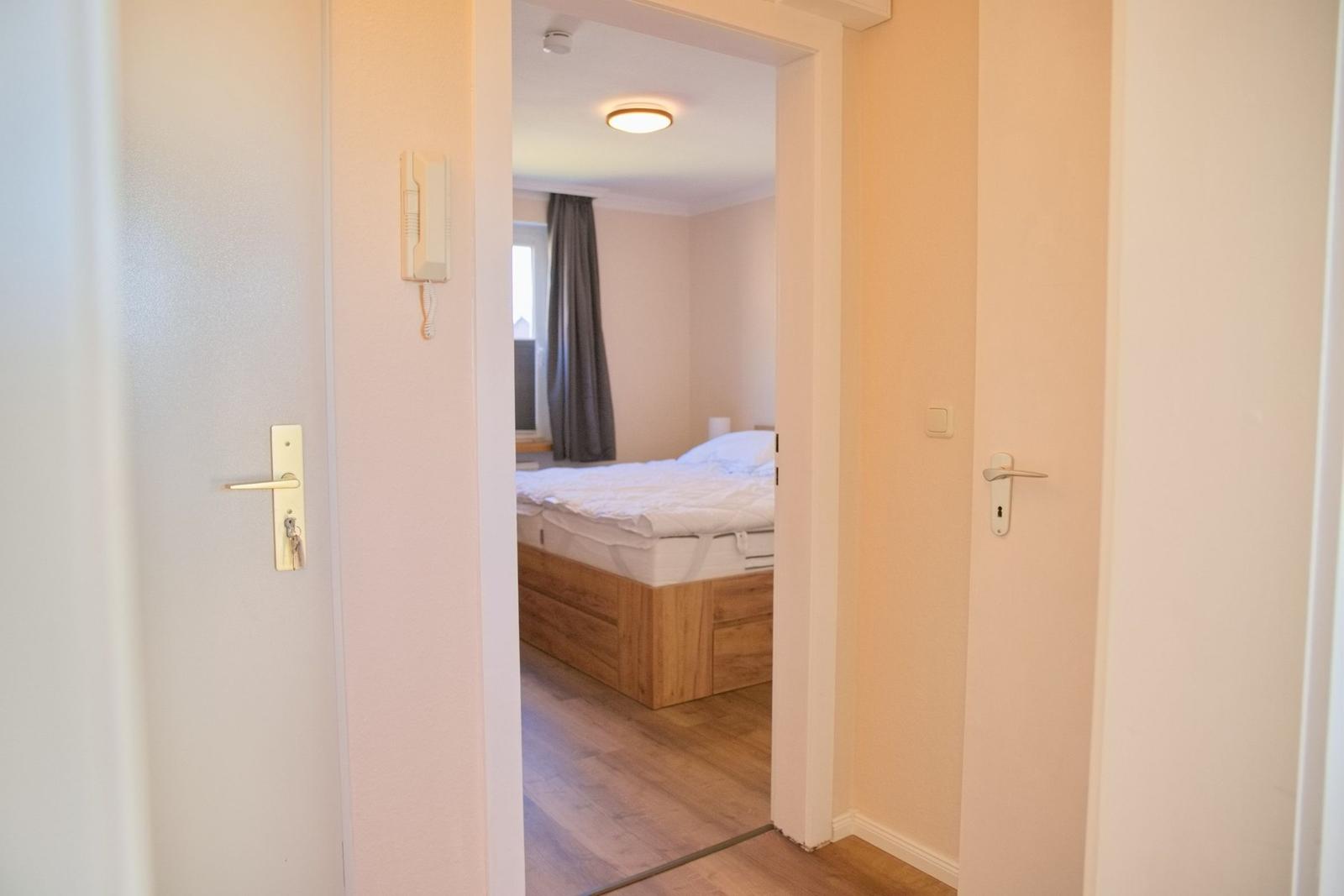 Durchgang in Schlafzimmer mit Bett und Fenster