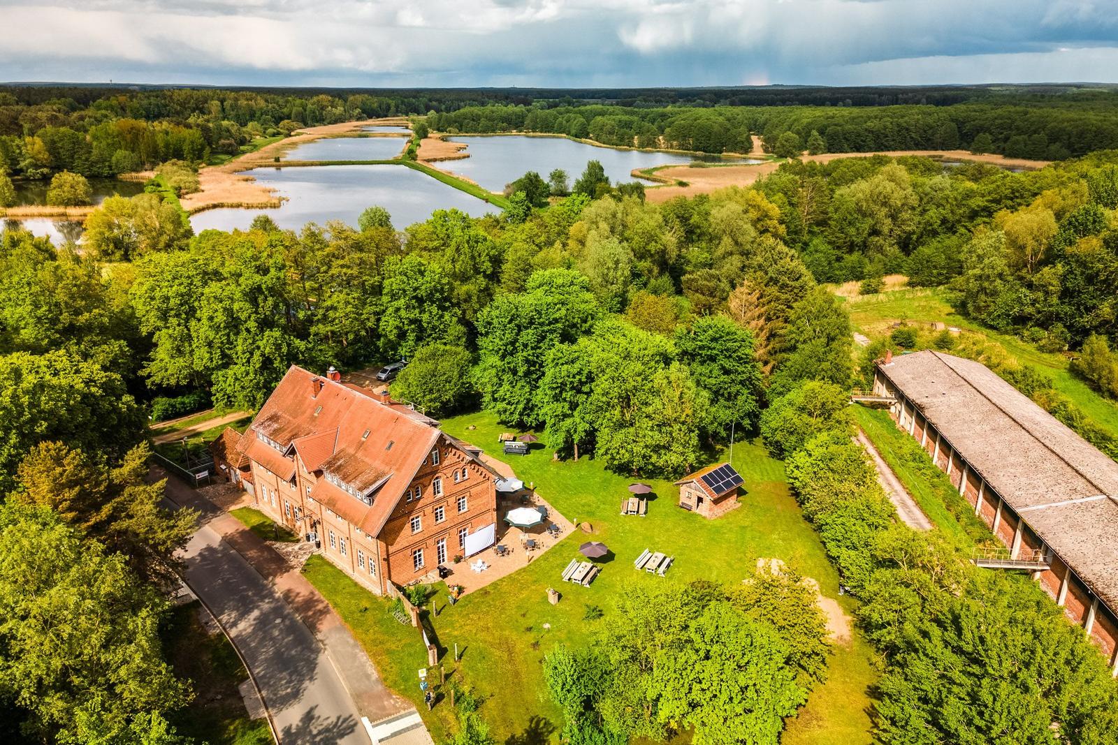 Haus mit Garten, See und Wald. Grillplatz, Sonnenschirme und Terrasse.