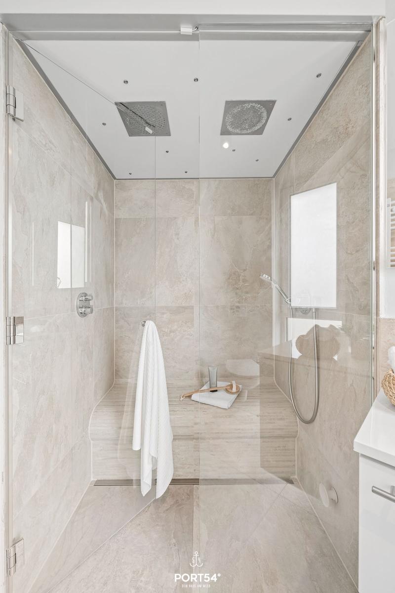 Dusche mit Duschbrause, Handbrause und Sitzbank