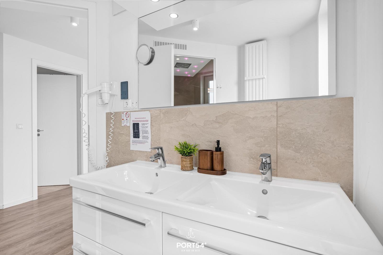 Doppelwaschbecken mit Spiegelschrank und Holzaccessoires