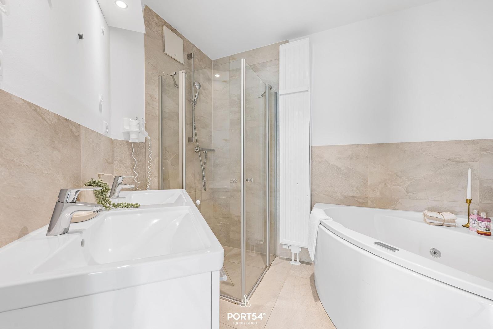 Badezimmer mit Dusche, Badewanne und Waschbecken.