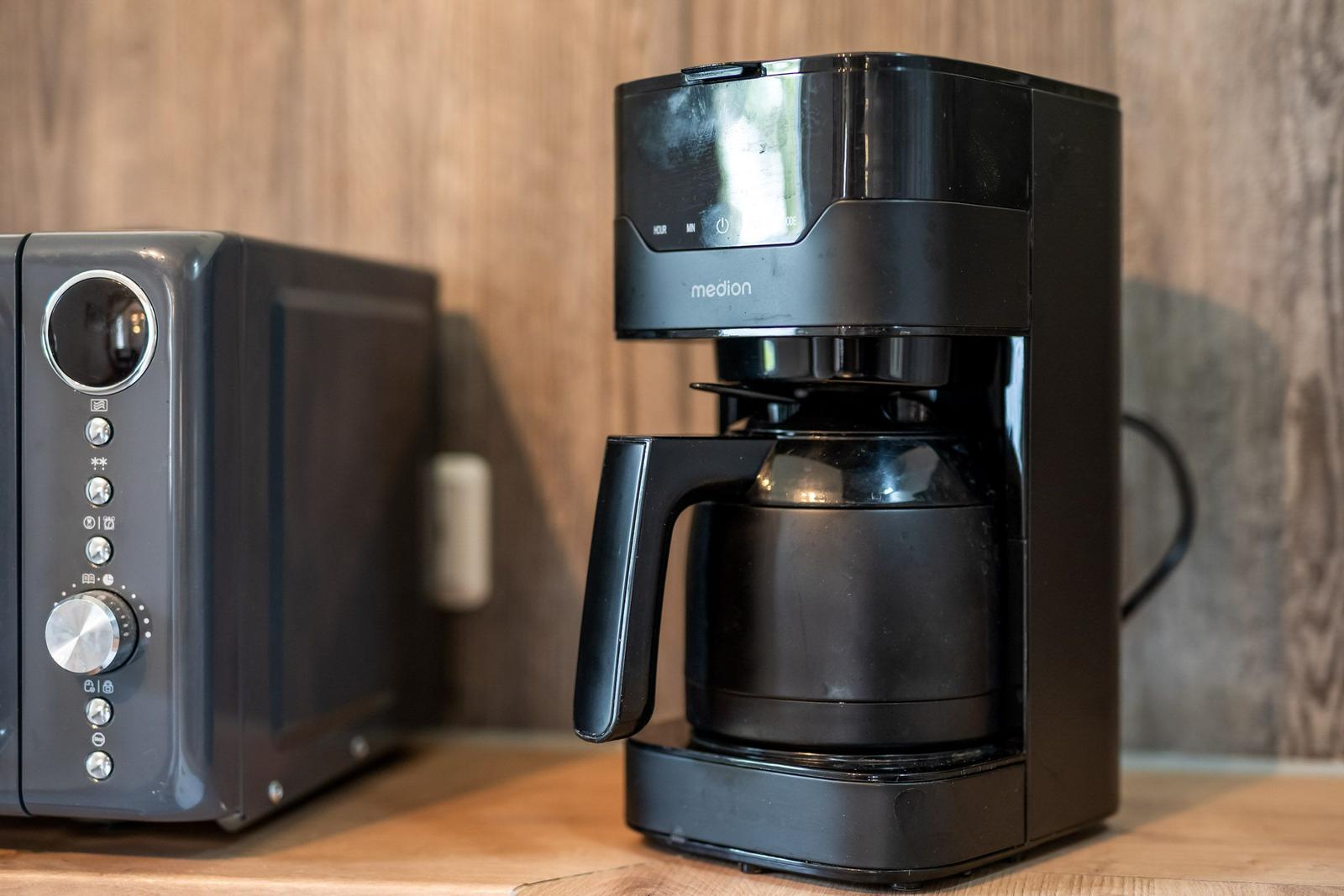 Kaffeemaschine und Toaster auf Küchenarbeitsfläche