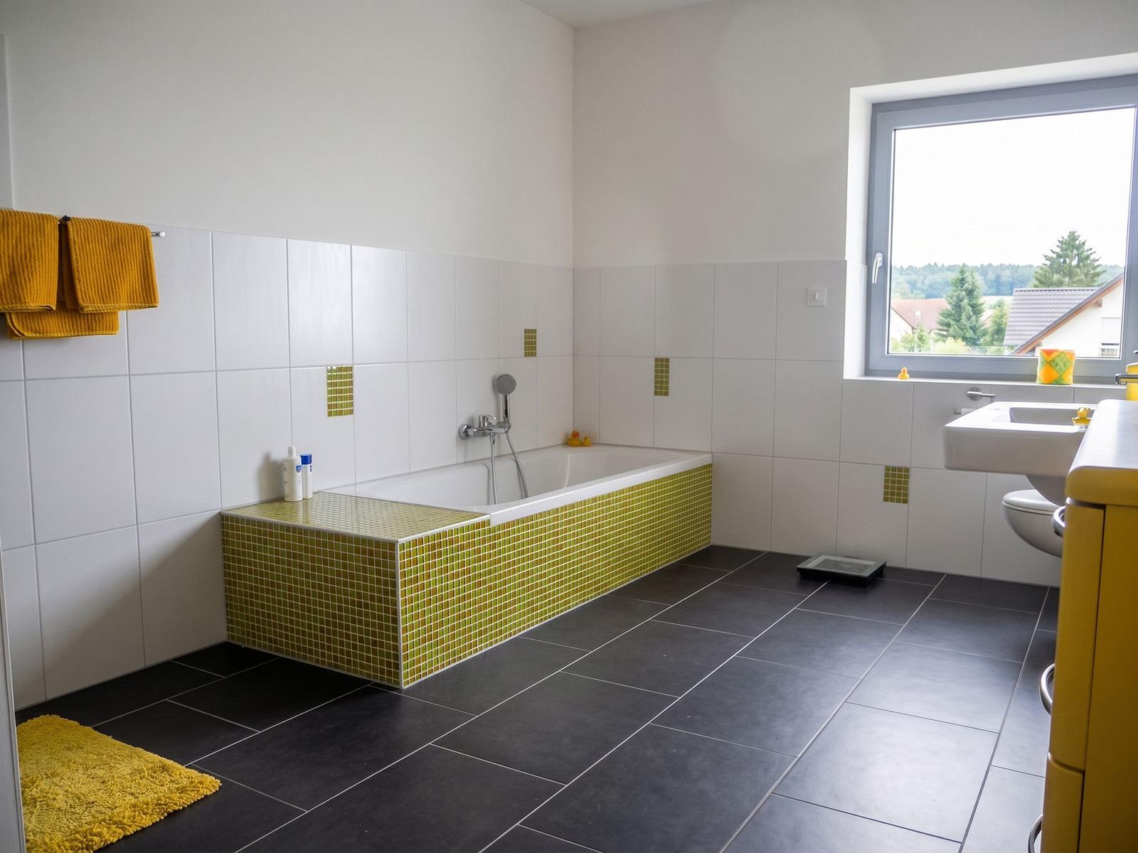 Badezimmer mit Dusche, Badewanne und gelbem Schrank.