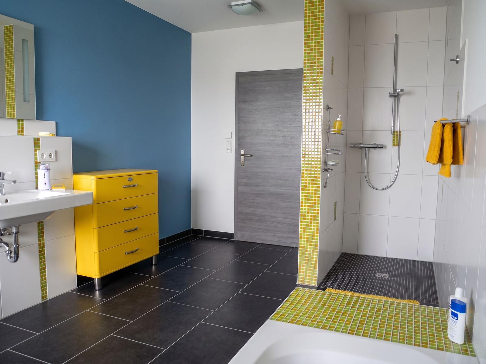 Schlafzimmer mit Doppelbett, Holzbett, Kleiderschrank und Wandbild.